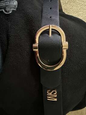 Steve Madden Womens Black Saffiano faux Leather Belt Gold Buckle Logo Accent 40”